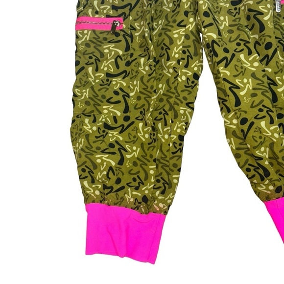 Zumba Women's Cropped Cargo Joggers Accent Waist Dance Gym Workout Fitness - Picture 3 of 7